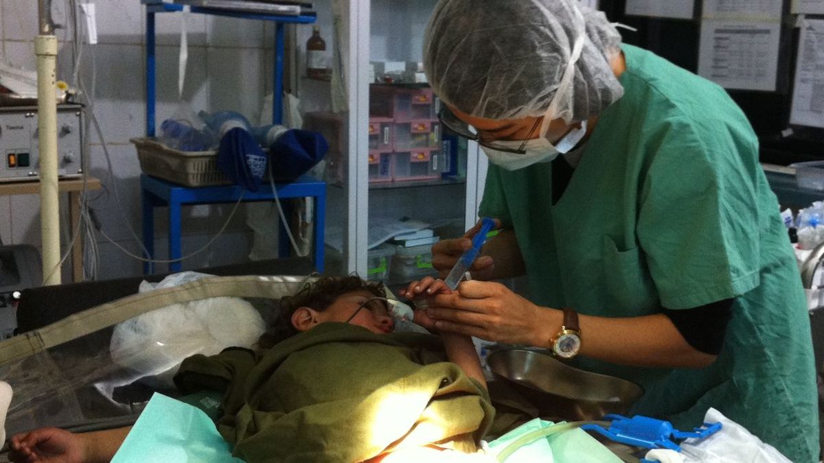 瑪麗的故事衍生出一個重要議題:當科學數據顯示有「相關性」,但所有的檢查還沒有真正確認瑪麗本身患有傷寒或帶菌,瑪麗就被貼上「可能違害公眾安全」的罪名遭到逮捕拘禁,並且被媒體渲染而身敗名裂。(Tomochiro Anzai攝,MSF提供) 瑪麗的故事衍生出一個重要議題:當科學數據顯示有「相關性」,但所有的檢查還沒有真正確認瑪麗本身患有傷寒或帶菌,瑪麗就被貼上「可能違害公眾安全」的罪名遭到逮捕拘禁,並且被媒體渲染而身敗名裂。(Tomochiro Anzai攝,MSF提供)