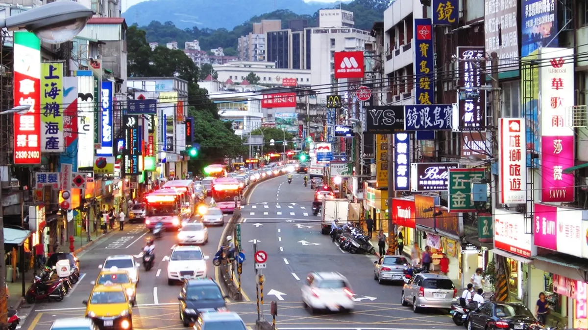 「22K在台北可不可以活?可以啊,只是這個生活的品質是不是你要的?」(圖/Ken Marshall@flickr)