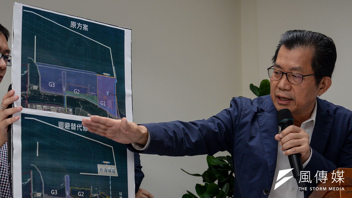 選舉前,環保署長李應元講解觀塘案修改後的差別。(甘岱民攝) 選舉前,環保署長李應元講解觀塘案修改後的差別。(甘岱民攝)