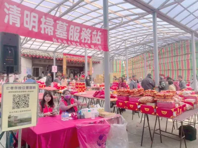新北市於全市設置139處清明祭祀服務站,現場免費借用鐮刀及手套等掃墓工具。圖/新北市政府民政局提供
