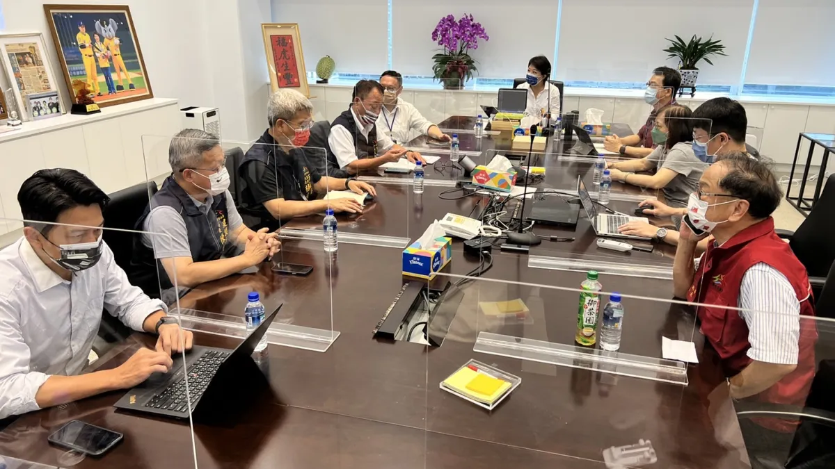 台中市長盧秀燕下午緊急召開地震緊急應變會議,並指派特搜大隊集結,準備器材車與警備即刻出發前往花蓮參與救援。(圖/台中市政府)