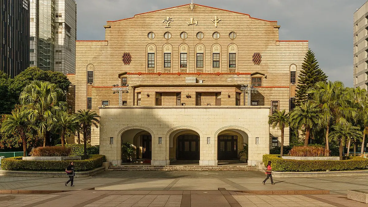 台北市中山堂即日治時代的台北公會堂,台灣總督府在總督官邸、總督府竣工後,為慶祝日本天皇裕仁登基,一九二八年著手籌畫在舊清台灣布政使司衙門舊址,興建一棟可以作為社會活動的官方集會場所。(取自維基百科) 台北市中山堂即日治時代的台北公會堂,台灣總督府在總督官邸、總督府竣工後,為慶祝日本天皇裕仁登基,一九二八年著手籌畫在舊清台灣布政使司衙門舊址,興建一棟可以作為社會活動的官方集會場所。(取自維基百科)