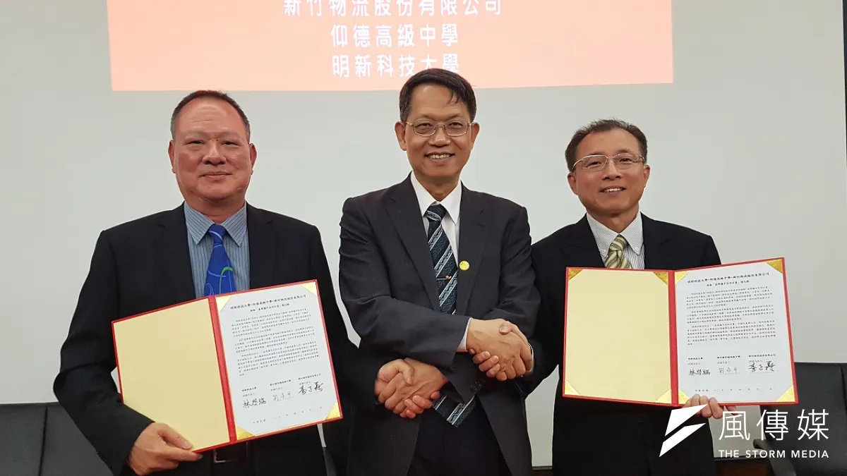 仰德高中校長劉永平(左起)、明新科大校長林啟瑞、新竹物流營運長李正義代表簽訂「產學攜手合作計畫」。(圖/方詠騰攝)