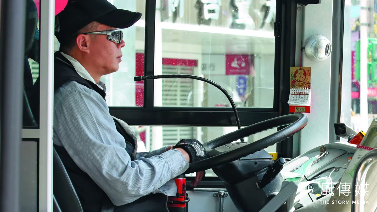 為了增加收入,市區公車司機往往過勞排班。(郭晉瑋攝)