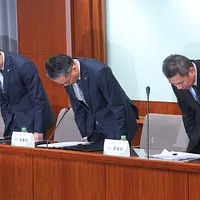 長榮航空総経理の孫嘉明(中央)、首席副総経理の廖至維(左)、広報担当の陳耀銘(右)らが17日、「長榮航空客室乗務員の死去事件」についての説明会に出席し、謝罪の意を表すためにお辞儀を行う。(顏麟宇撮影) 長榮航空総経理の孫嘉明(中央)、首席副総経理の廖至維(左)、広報担当の陳耀銘(右)らが17日、「長榮航空客室乗務員の死去事件」についての説明会に出席し、謝罪の意を表すためにお辞儀を行う。(顏麟宇撮影)