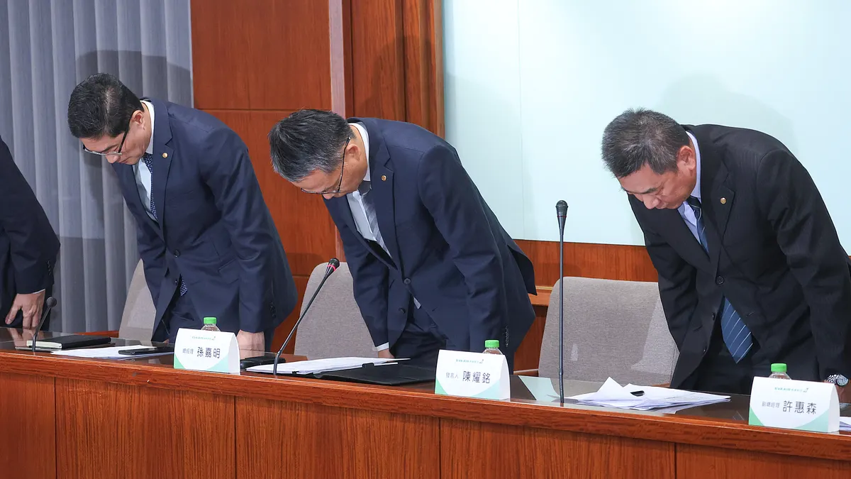 長榮航空総経理の孫嘉明(中央)、首席副総経理の廖至維(左)、広報担当の陳耀銘(右)らが17日、「長榮航空客室乗務員の死去事件」についての説明会に出席し、謝罪の意を表すためにお辞儀を行う。(顏麟宇撮影) 長榮航空総経理の孫嘉明(中央)、首席副総経理の廖至維(左)、広報担当の陳耀銘(右)らが17日、「長榮航空客室乗務員の死去事件」についての説明会に出席し、謝罪の意を表すためにお辞儀を行う。(顏麟宇撮影)
