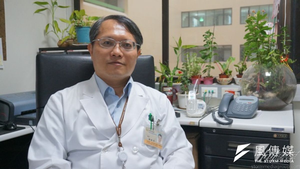 食安風暴不斷,毒物科醫師楊振昌認為,政府應該要求一定銷售額之上的食品大廠,內設食安專業稽核人員,負責自我稽察,管控所有食品的來源、製造、加工到最後的販售。(王彥喬攝) 食安風暴不斷,毒物科醫師楊振昌認為,政府應該要求一定銷售額之上的食品大廠,內設食安專業稽核人員,負責自我稽察,管控所有食品的來源、製造、加工到最後的販售。(王彥喬攝)