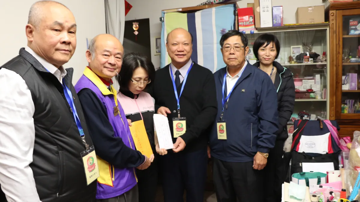 圓融行善團召集人許誥(右3)、新北市愛心會理事長徐金鈴(左2)等人將善款交給鄭媽媽。(圖/新北市社會局提供)