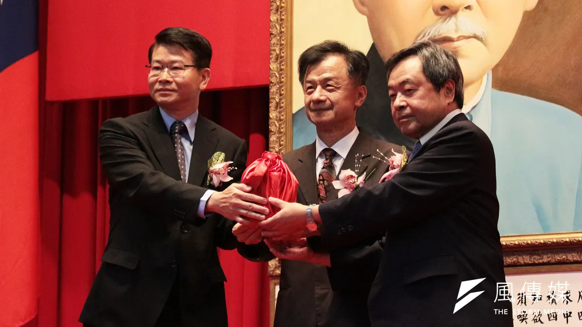 20180709-法務部舉行高階主管及首長交接宣誓典禮,卸任的橋頭地檢署檢察長王俊力(左)將印信經由法務部長邱太三(中)手上,傳遞至新任檢察長張文政(右)手中。(陳韡誌攝) 20180709-法務部舉行高階主管及首長交接宣誓典禮,卸任的橋頭地檢署檢察長王俊力(左)將印信經由法務部長邱太三(中)手上,傳遞至新任檢察長張文政(右)手中。(陳韡誌攝)