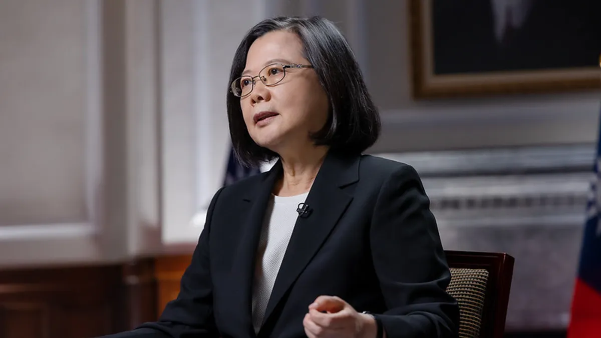 總統蔡英文(見圖)的博士論文學位真偽備受質疑,不少人質疑其學位相關文件並非官方,因為不具官方格式與用印。(資料照,翻攝總統府官網)