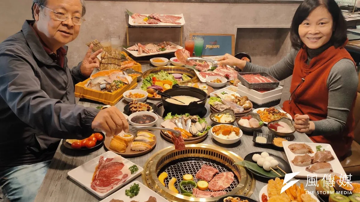 泉成集團旗下全新燒肉品牌「男前燒肉」日式火烤吃到飽,正式登陸高雄統一夢時代店。(圖/徐炳文)