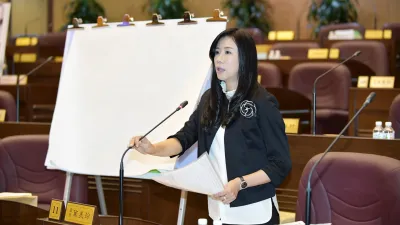 外配子女國外轉學回國,常有超齡就讀問題,年紀增長後又須回到適齡圈,桃市議員萬美玲促市府應完備相關法令或機制,避免孩子成為教育人球。(圖/桃園市議會提供)