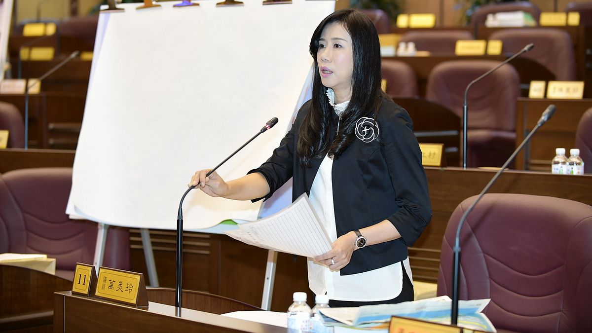 外配子女國外轉學回國,常有超齡就讀問題,年紀增長後又須回到適齡圈,桃市議員萬美玲促市府應完備相關法令或機制,避免孩子成為教育人球。(圖/桃園市議會提供) 外配子女國外轉學回國,常有超齡就讀問題,年紀增長後又須回到適齡圈,桃市議員萬美玲促市府應完備相關法令或機制,避免孩子成為教育人球。(圖/桃園市議會提供)