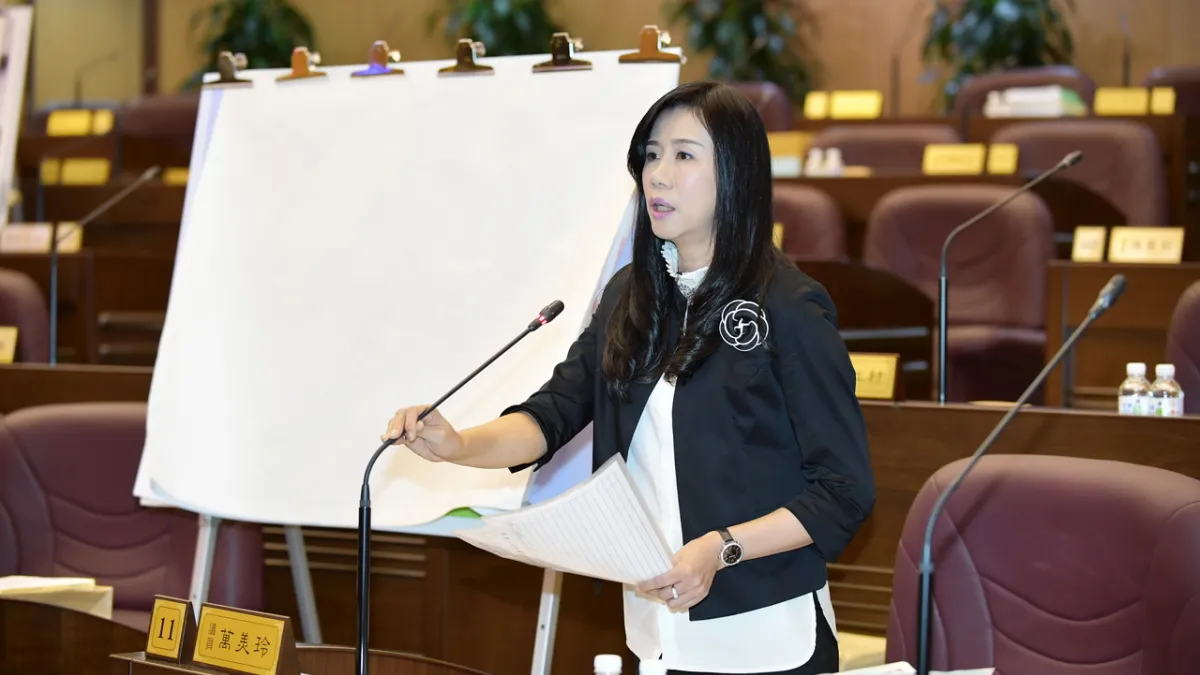 外配子女國外轉學回國,常有超齡就讀問題,年紀增長後又須回到適齡圈,桃市議員萬美玲促市府應完備相關法令或機制,避免孩子成為教育人球。(圖/桃園市議會提供)