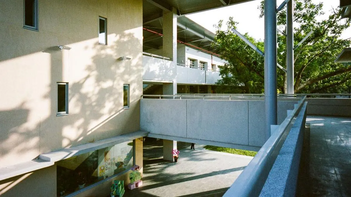 桃花心木老樹座落台南大潭國小,整個校舍隨著樹木座落延伸了高度的視覺感。(圖 /擷取自張瑪龍陳玉霖聯合建築師事務所網頁) 桃花心木老樹座落台南大潭國小,整個校舍隨著樹木座落延伸了高度的視覺感。(圖 /擷取自張瑪龍陳玉霖聯合建築師事務所網頁)