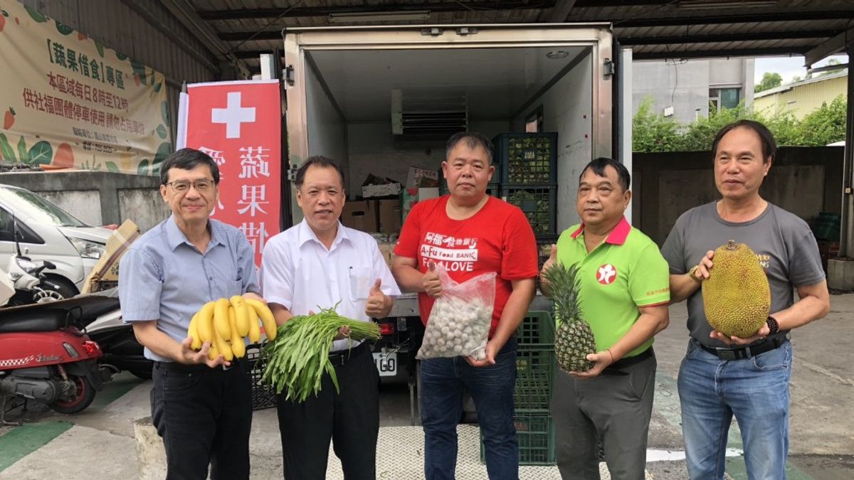 農業局副局長高鎮遠(左一)、鳳山區農會總幹事潘建仲(左二)與慈善團體合影。(圖/高市農業局提供) 農業局副局長高鎮遠(左一)、鳳山區農會總幹事潘建仲(左二)與慈善團體合影。(圖/高市農業局提供)