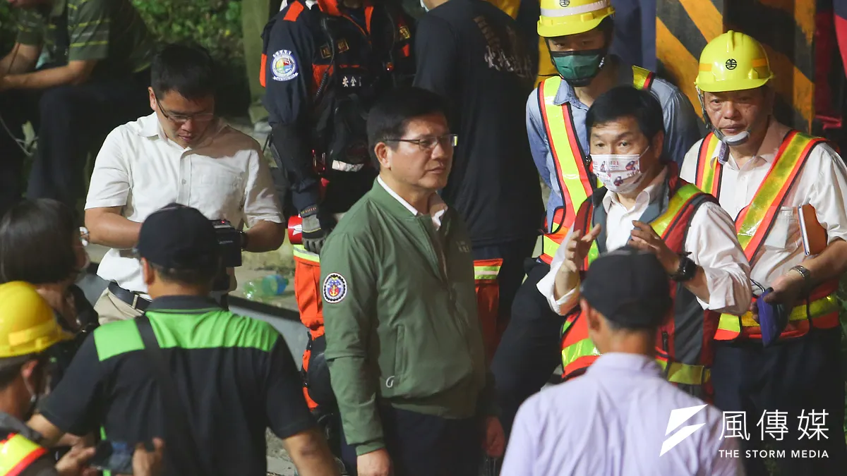 台鐵太魯閣號出軌事故,交通部長林佳龍急往現場。(顏麟宇攝) 台鐵太魯閣號出軌事故,交通部長林佳龍急往現場。(顏麟宇攝)