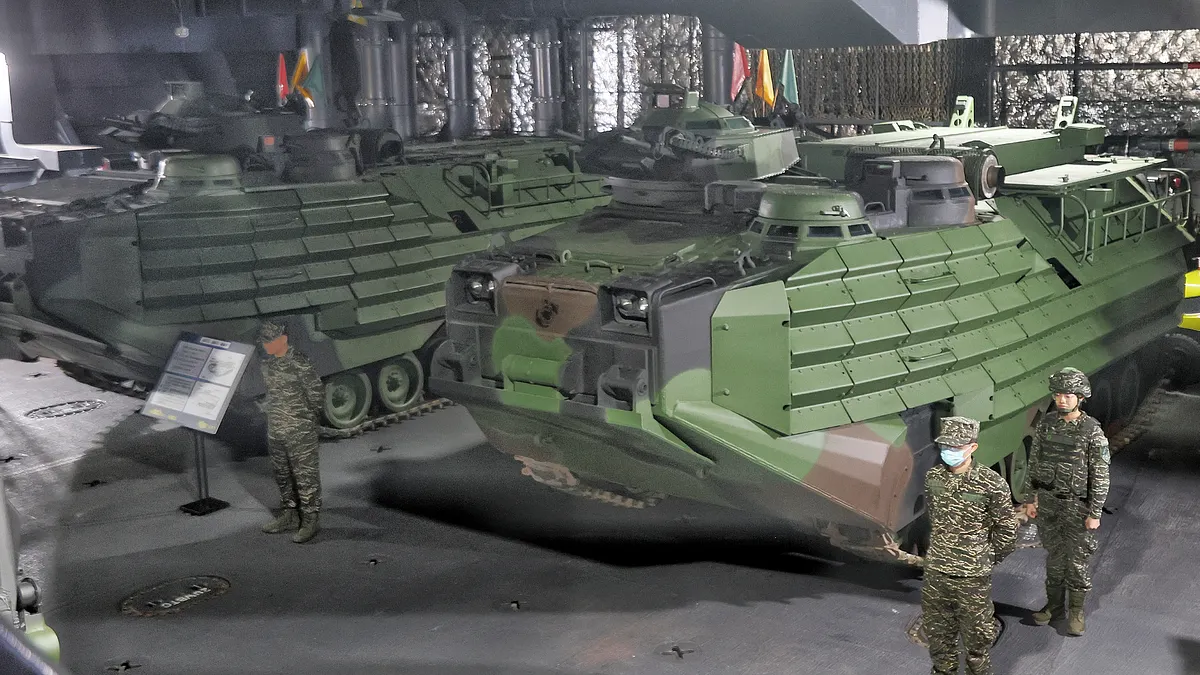 國防部開放海軍新濱碼頭營區,罕見展出AAV7兩棲突擊艇,這項武器藏著國軍一個不會對外說明的想定。(資料照,柯承惠攝) 國防部開放海軍新濱碼頭營區,罕見展出AAV7兩棲突擊艇,這項武器藏著國軍一個不會對外說明的想定。(資料照,柯承惠攝)