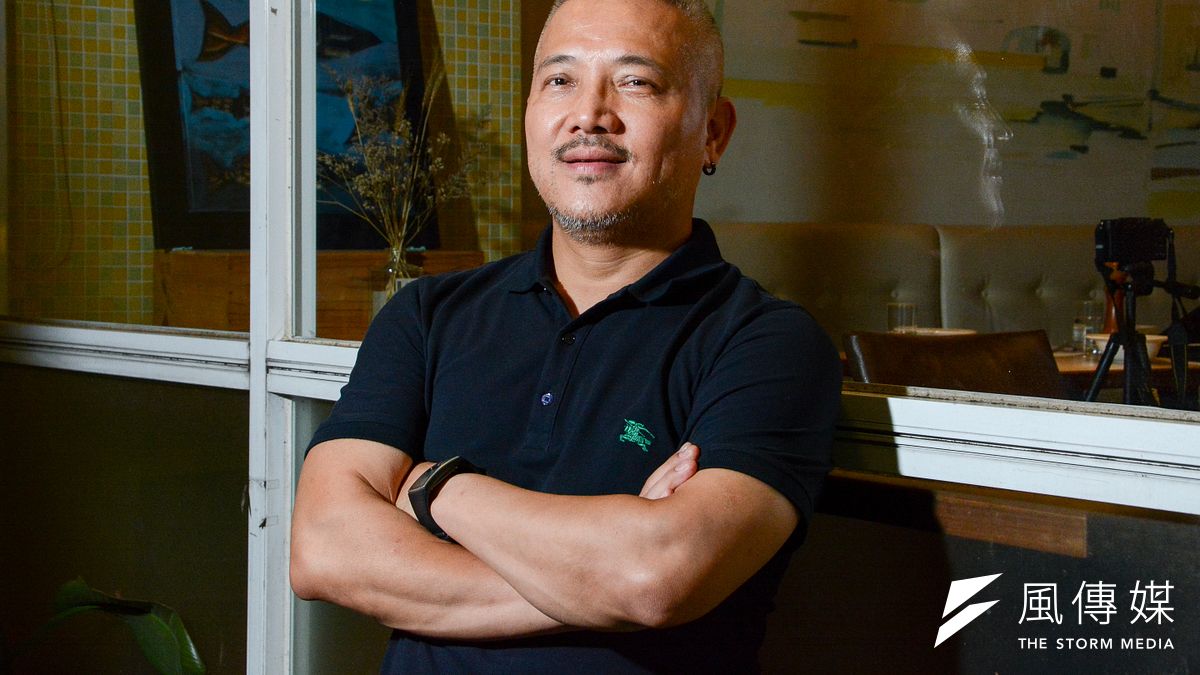 對《木蘭》一劇的導演李小平而言,跨界挑戰並非是第一次經驗;京劇出身的他,早已在歌劇、交響樂、歌仔戲、相聲等領域都有過嚐試。(陳明仁攝) 對《木蘭》一劇的導演李小平而言,跨界挑戰並非是第一次經驗;京劇出身的他,早已在歌劇、交響樂、歌仔戲、相聲等領域都有過嚐試。(陳明仁攝)