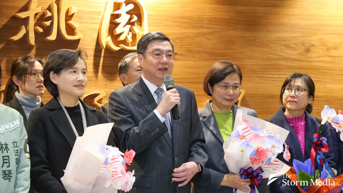 Taiwanese premier Cho Jung-tai (left) welcomes vice premier Cheng Li-chiun (right) after returning from trade negotiations with the US. (Photo / Yen Lin-yu)