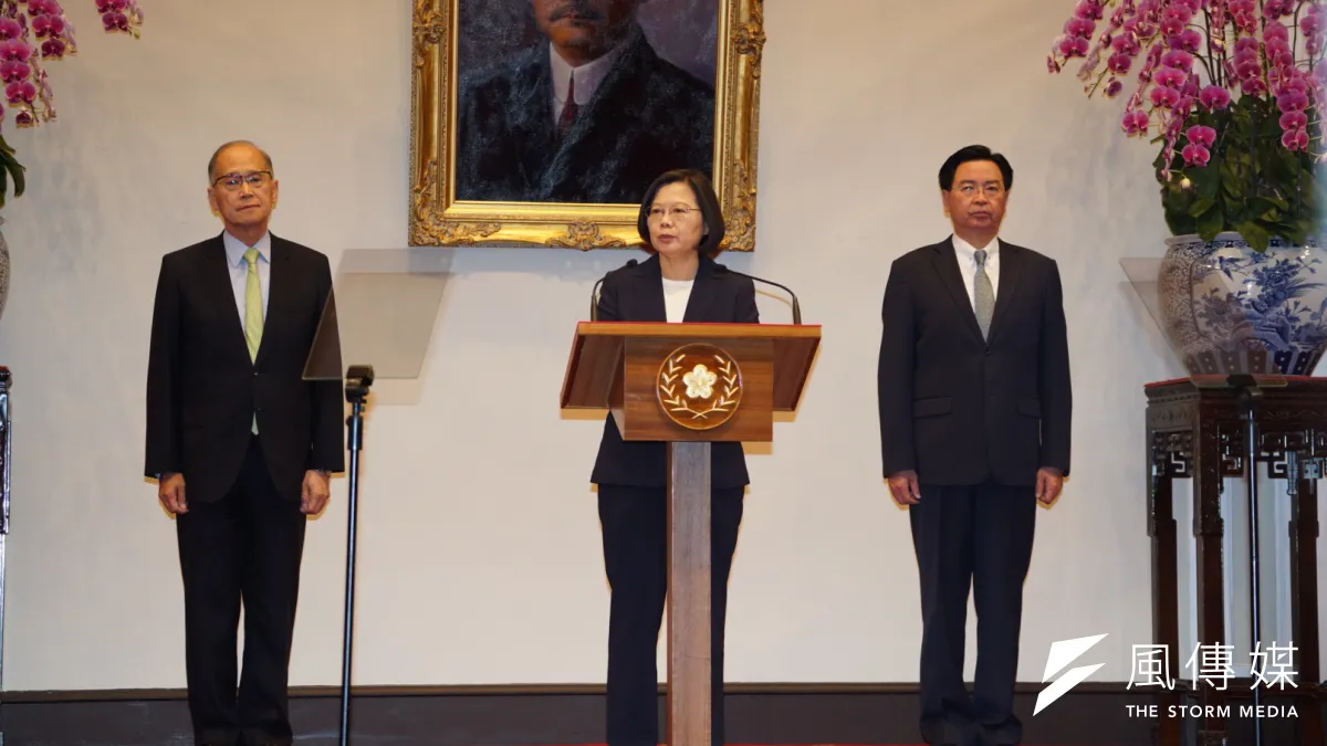 蔡政府三年斷七國,五天斷兩國。圖為總統蔡英文就台索斷交發表談話,國安會秘書長李大維、外交部長吳釗燮陪同。(盧逸峰攝)