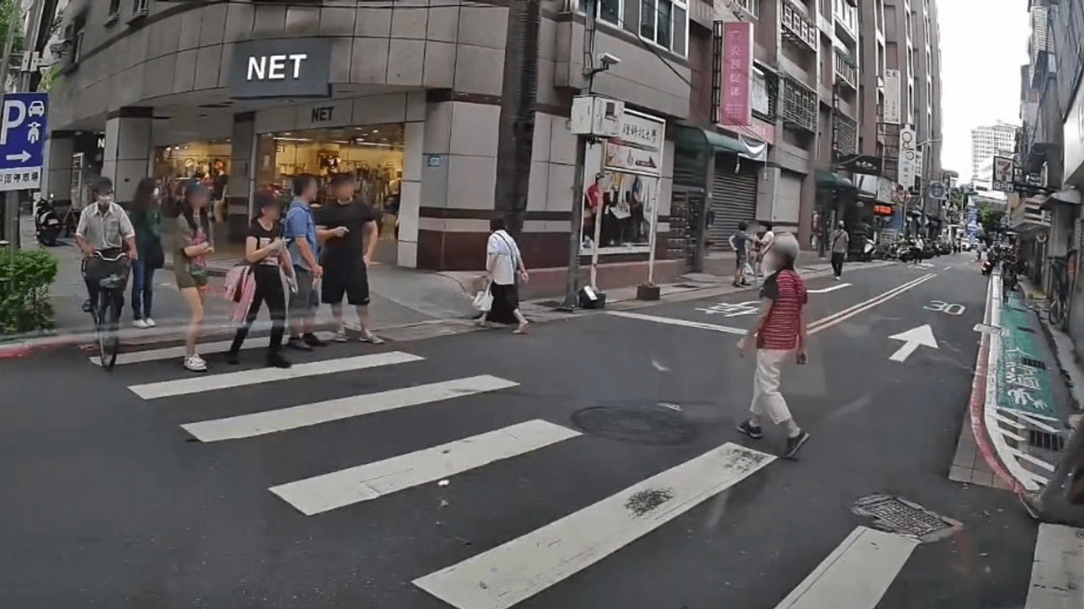 4名行人在路口開聊卻沒有要穿越斑馬線,讓運將停讓將近1分鐘。(圖/翻攝自臉書●【爆廢公社二館】●) 4名行人在路口開聊卻沒有要穿越斑馬線,讓運將停讓將近1分鐘。(圖/翻攝自臉書●【爆廢公社二館】●)