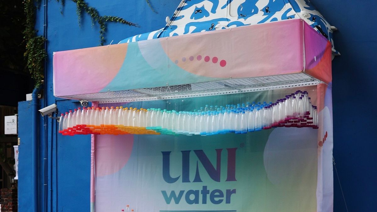 UNI water的創意裝置藝術「UNI Station」成為一大亮點。這款裝置以候車亭為主體設計(圖片提供:統一企業) UNI water的創意裝置藝術「UNI Station」成為一大亮點。這款裝置以候車亭為主體設計(圖片提供:統一企業)