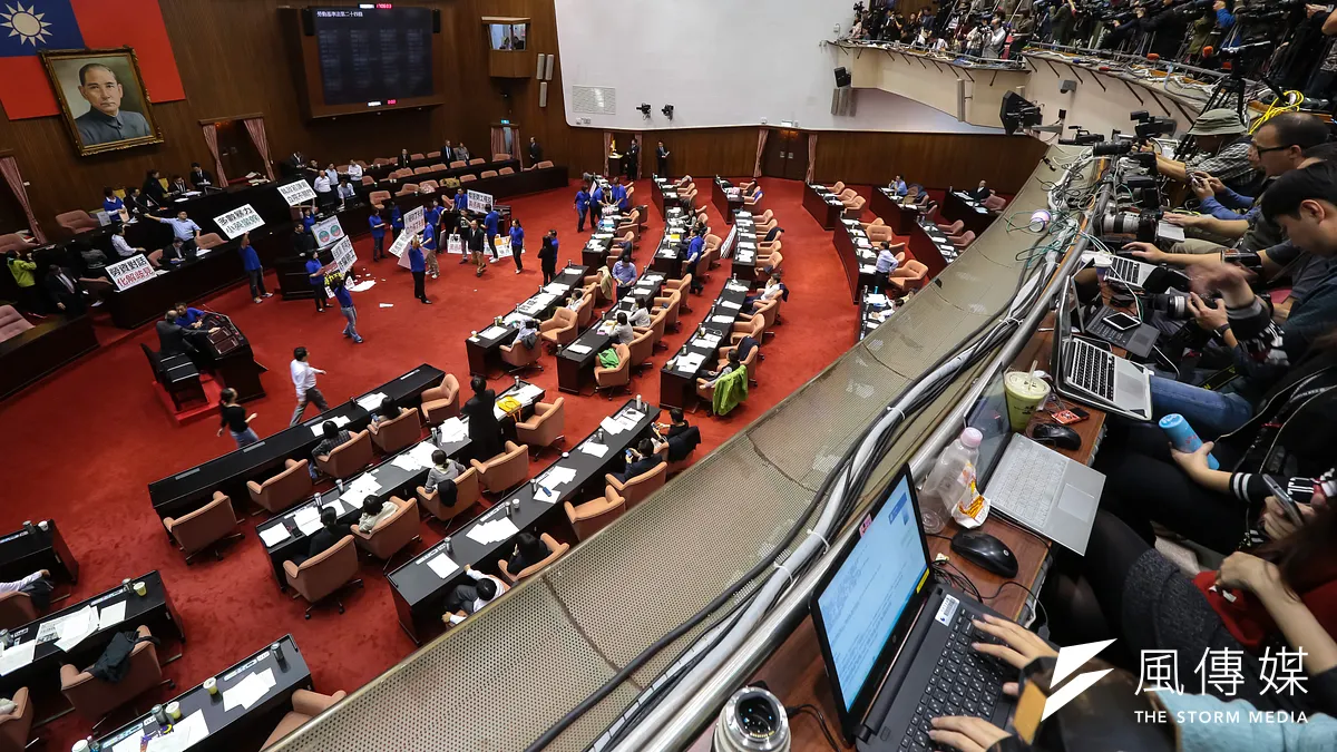 根據立院統計,新國會一年來推動國會頻道、朝野協商直播,並與網路媒體合作轉播,收看立法院議事轉播的人次大幅上升。光是去(104)年至今年1月臨時會,本屆觀看立法院轉播已來到千萬人次。(顏麟宇攝) 根據立院統計,新國會一年來推動國會頻道、朝野協商直播,並與網路媒體合作轉播,收看立法院議事轉播的人次大幅上升。光是去(104)年至今年1月臨時會,本屆觀看立法院轉播已來到千萬人次。(顏麟宇攝)