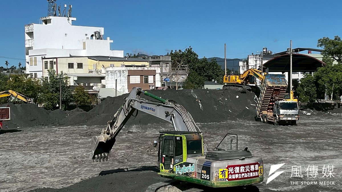 花蓮・光復のせき止め湖決壊から1カ月、被災地は復旧段階に入ったものの、地域経済はいまだ停滞したまま。馬太鞍渓の河床周辺は、大規模な工事現場のような光景が広がっている。(写真/張瀞文撮影) 花蓮・光復のせき止め湖決壊から1カ月、被災地は復旧段階に入ったものの、地域経済はいまだ停滞したまま。馬太鞍渓の河床周辺は、大規模な工事現場のような光景が広がっている。(写真/張瀞文撮影)