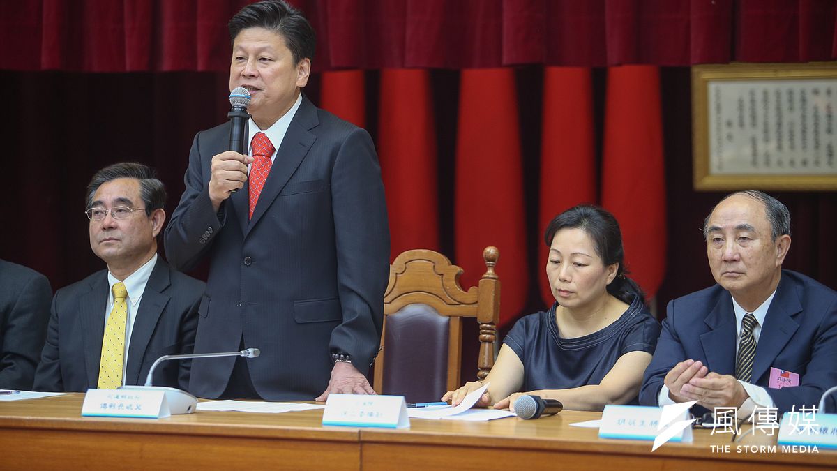 花蓮及金門縣政府聯合聲請年改釋憲記者會,在立法院召開,花蓮縣長傅崐萁(中)和立委徐榛蔚夫婦聯袂出席。(陳明仁攝) 花蓮及金門縣政府聯合聲請年改釋憲記者會,在立法院召開,花蓮縣長傅崐萁(中)和立委徐榛蔚夫婦聯袂出席。(陳明仁攝)