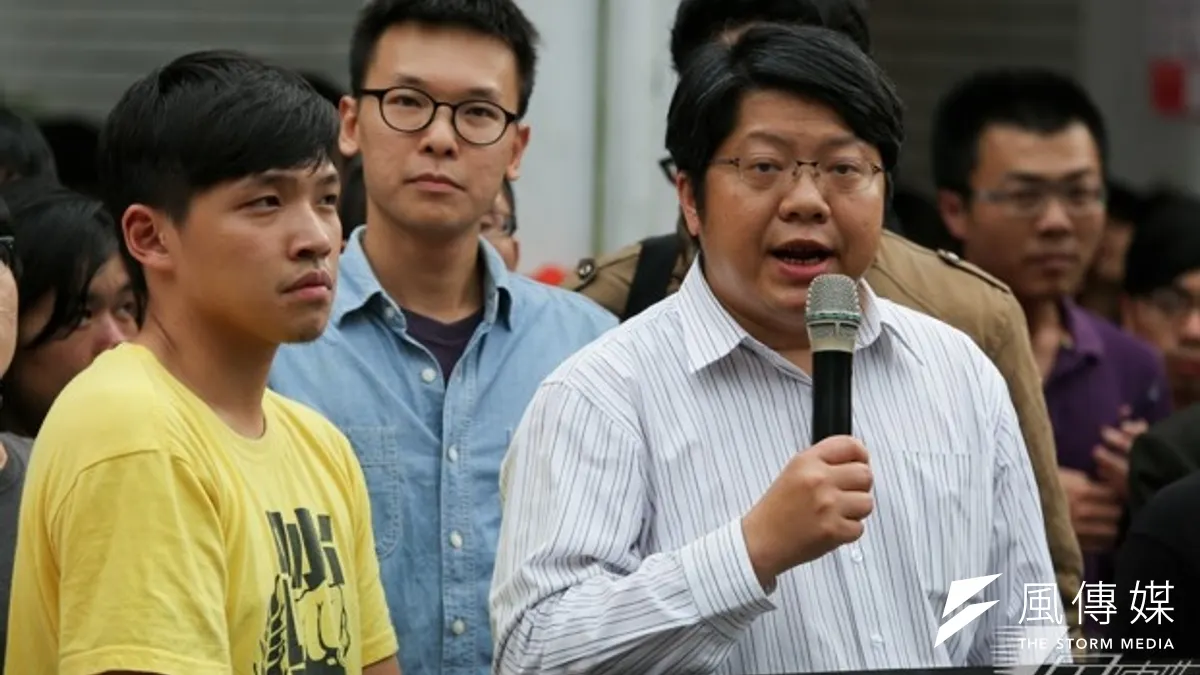 反服貿學運攻佔立院24天,事後立院評估維修費為285萬,反服貿團體18日拒絕工總理事長許勝雄「代為救償」作法,將由募款節餘支出。圖為賴中強(由右到左)、林飛帆、陳為廷3月27日舉行記者會。(余志偉攝) 反服貿學運攻佔立院24天,事後立院評估維修費為285萬,反服貿團體18日拒絕工總理事長許勝雄「代為救償」作法,將由募款節餘支出。圖為賴中強(由右到左)、林飛帆、陳為廷3月27日舉行記者會。(余志偉攝)