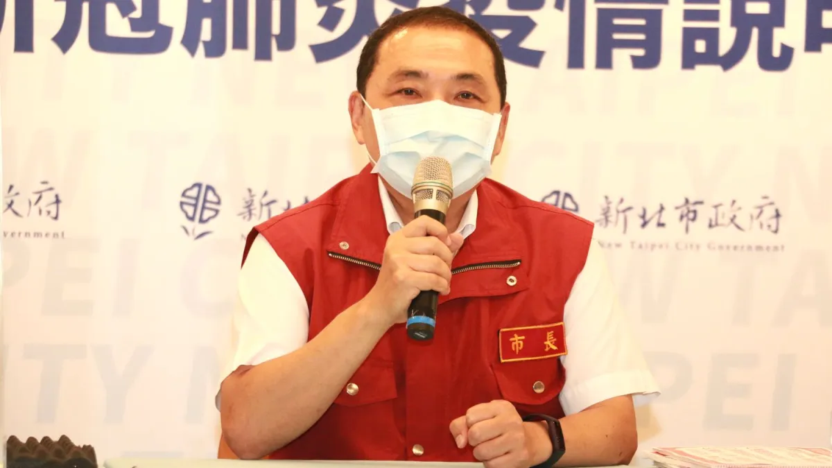 新北市長侯友宜強調,若有突發狀況,就要嚴格防疫為主,讓歡樂耶誕城在安全無虞走下去。(圖/李梅瑛攝)