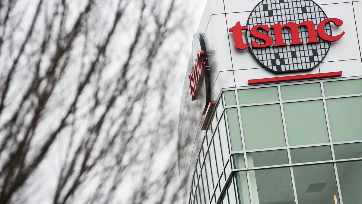 日經新聞報導,中國半導體實力進步,逼近到僅落後台積電3年的水準。(資料照,AP)