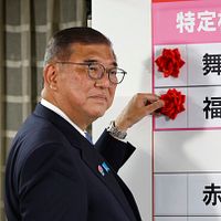 2025年7月20日夜、自民党総裁で日本の首相である石破茂氏が党本部で開票を見守る。(AP通信) 2025年7月20日夜、自民党総裁で日本の首相である石破茂氏が党本部で開票を見守る。(AP通信)