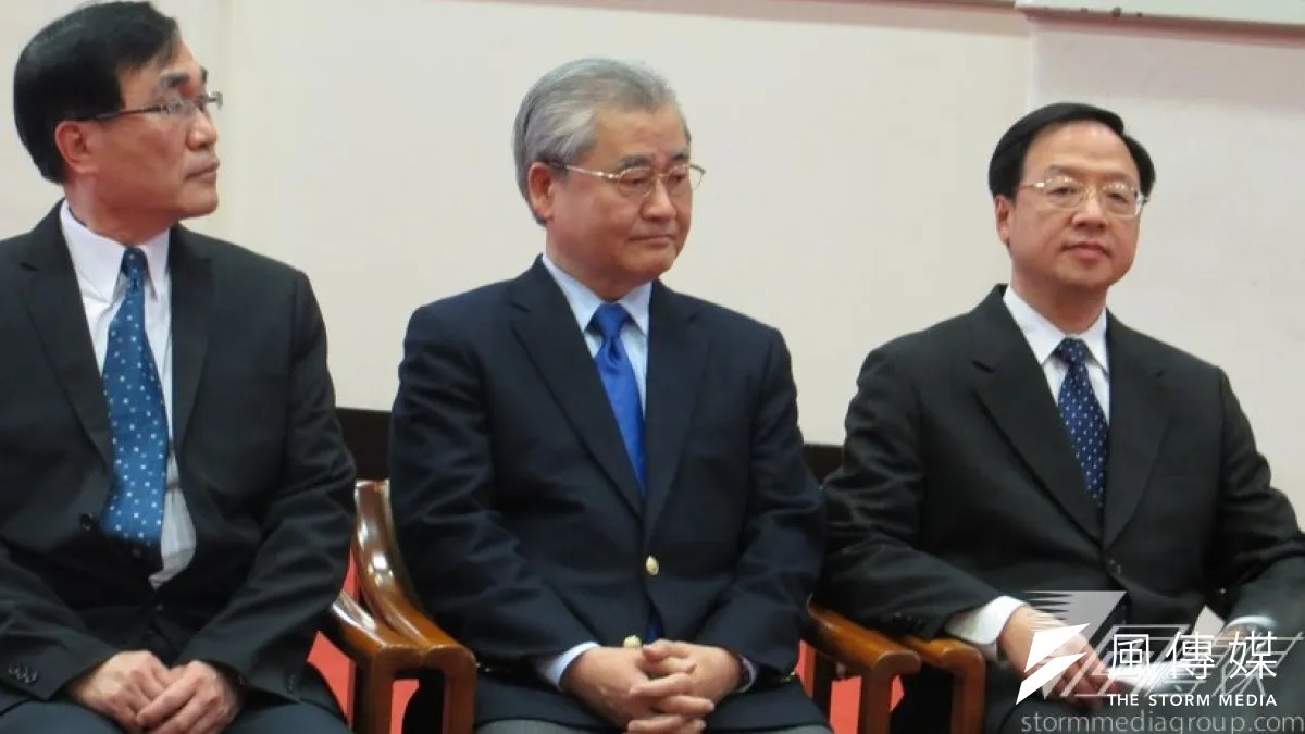 行政院長江宜樺24日表示,並未聽過馬英九要把協議退回委員會。圖為江宜樺(右起)與行政院副院長毛治國、祕書長李四川舉行記者會。(仇佩芬攝)
