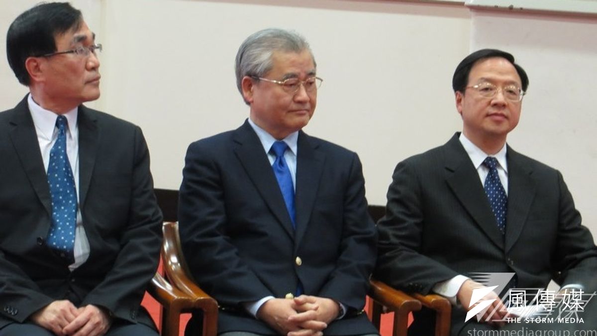 行政院長江宜樺24日表示,並未聽過馬英九要把協議退回委員會。圖為江宜樺(右起)與行政院副院長毛治國、祕書長李四川舉行記者會。(仇佩芬攝) 行政院長江宜樺24日表示,並未聽過馬英九要把協議退回委員會。圖為江宜樺(右起)與行政院副院長毛治國、祕書長李四川舉行記者會。(仇佩芬攝)