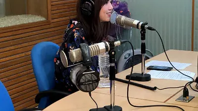 許維芳接受電台專訪,為毒防局進行反毒宣導,呼籲年輕人千萬不要碰毒品。(圖/高市毒防局提供)