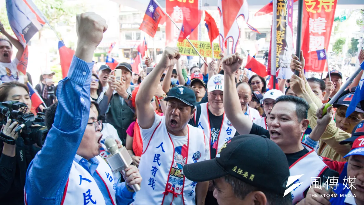 -韓國瑜支持者遞交連署書要求國民黨徵召韓國瑜參選總統。(甘岱民攝)