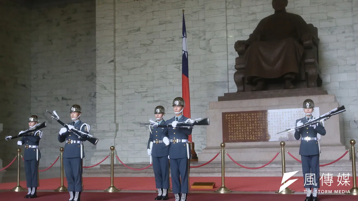 中正紀念堂蔣中正銅像及三軍儀隊禮兵。(資料照,柯承惠攝)
