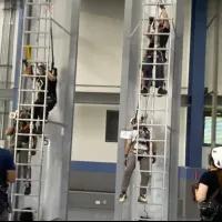 全台唯一 GWO 取證實戰,助青年轉職隨著全球能源轉型邁向高峰。(圖/金屬中心提供) 全台唯一 GWO 取證實戰,助青年轉職隨著全球能源轉型邁向高峰。(圖/金屬中心提供)