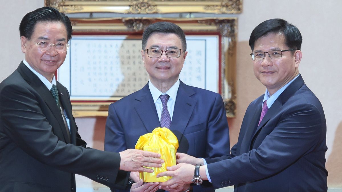 外交部長の林佳龍(左)と国安会秘書長の呉釗燮(右)をめぐる「二つの太陽」論、両者不和の噂は根強い。(写真/柯承惠撮影) 外交部長の林佳龍(左)と国安会秘書長の呉釗燮(右)をめぐる「二つの太陽」論、両者不和の噂は根強い。(写真/柯承惠撮影)