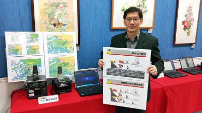 消防局無線電通訊數位化,局長陳龍輝說明各項建置分四年完成。(圖/張毅攝)