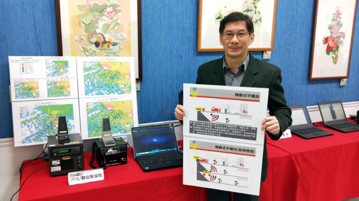 消防局無線電通訊數位化,局長陳龍輝說明各項建置分四年完成。(圖/張毅攝)