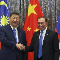2025年4月16日,中國國家主席習近平與馬來西亞總理安華會面。(美聯社) 2025年4月16日,中國國家主席習近平與馬來西亞總理安華會面。(美聯社)
