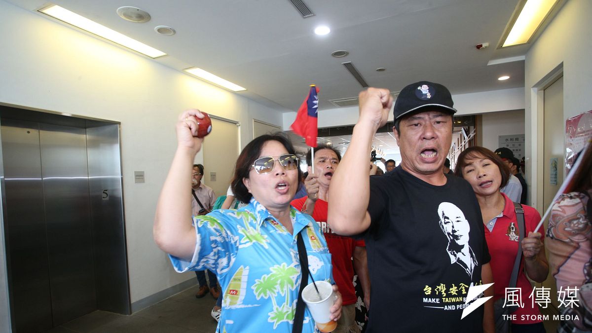 杏仁哥與韓粉聲援韓國瑜選總統。(圖/徐炳文攝) 杏仁哥與韓粉聲援韓國瑜選總統。(圖/徐炳文攝)