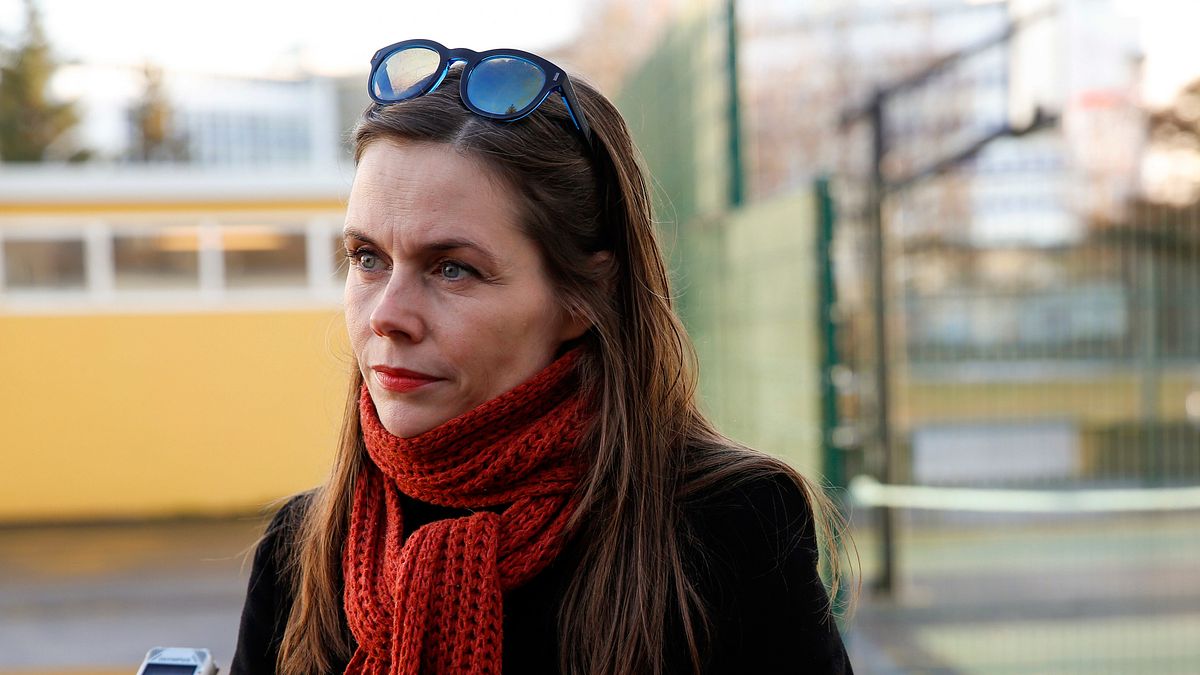 冰島10月28日國會大選,左翼反對黨領袖雅各多蒂爾(Katrin Jakobsdottir)投票後受訪。(美聯社) 冰島10月28日國會大選,左翼反對黨領袖雅各多蒂爾(Katrin Jakobsdottir)投票後受訪。(美聯社)