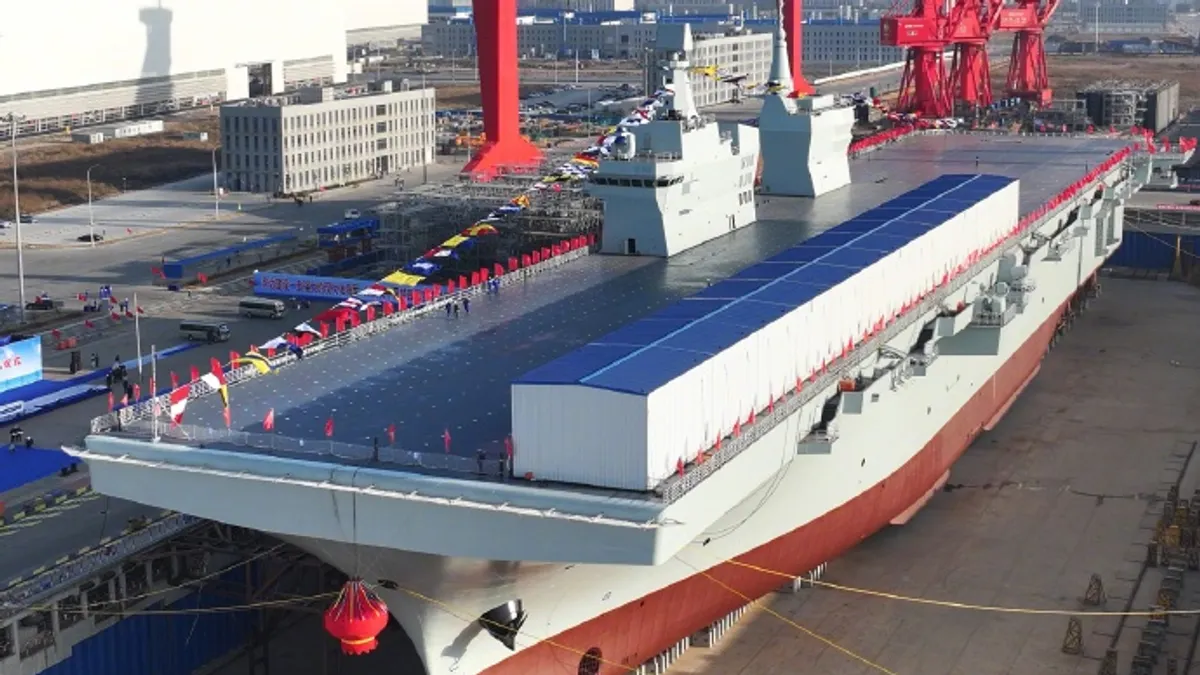 中国人民解放軍の次世代076型強襲揚陸艦「四川」は昨年末に命名・進水し、11月以降の海上試験が見込まれている。(新華社) 中国人民解放軍の次世代076型強襲揚陸艦「四川」は昨年末に命名・進水し、11月以降の海上試験が見込まれている。(新華社)