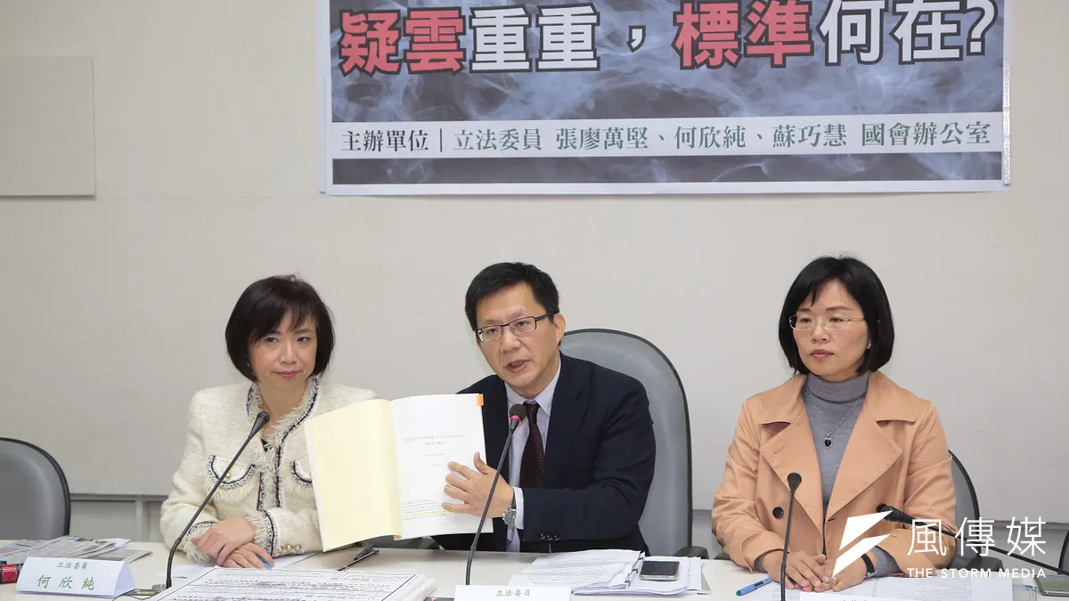 民進黨立委何欣純、張廖萬堅、蘇巧慧25日召開「大學校長遴選,疑雲重重,標準何在?」記者會。(顏麟宇攝) 民進黨立委何欣純、張廖萬堅、蘇巧慧25日召開「大學校長遴選,疑雲重重,標準何在?」記者會。(顏麟宇攝)