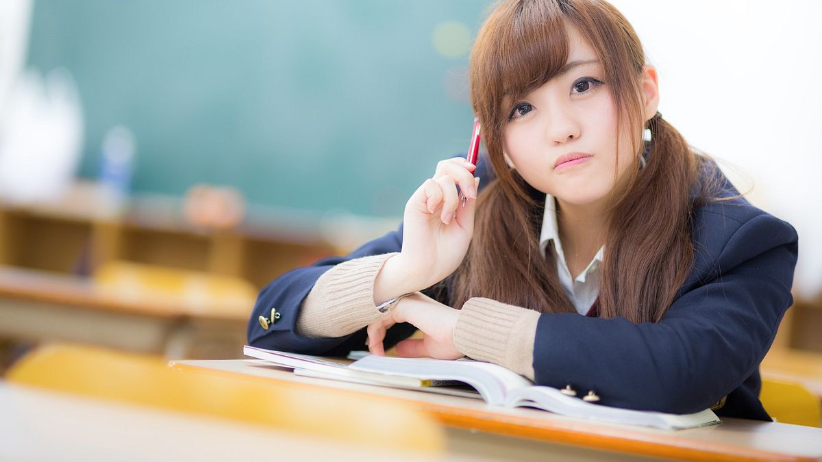 用 “lie, situated, located, be” 談論位置