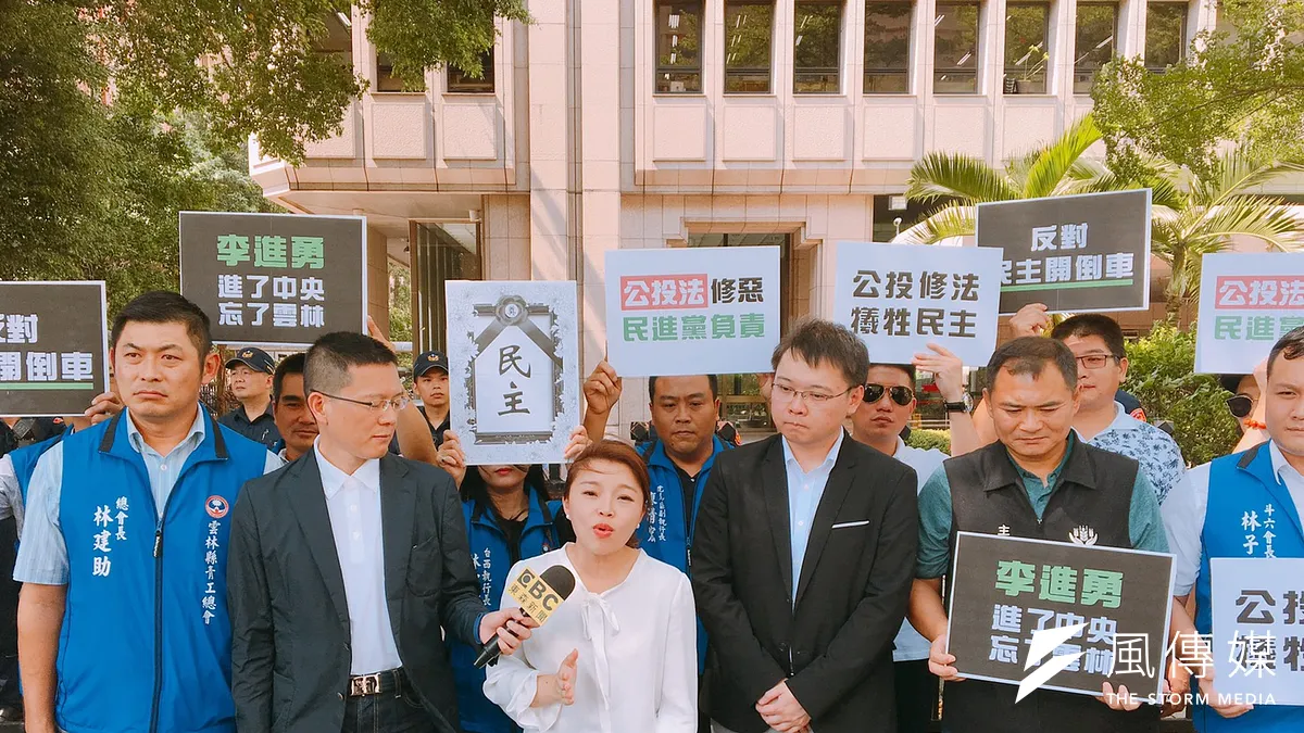 《公投法》修正案過關,國民黨雲林縣立委擬參選人張嘉郡19日邀請國民黨團總召曾銘宗、立委擬參選人孫大千、台北市議員徐弘庭等前往中選會抗議。(羅暐智攝)